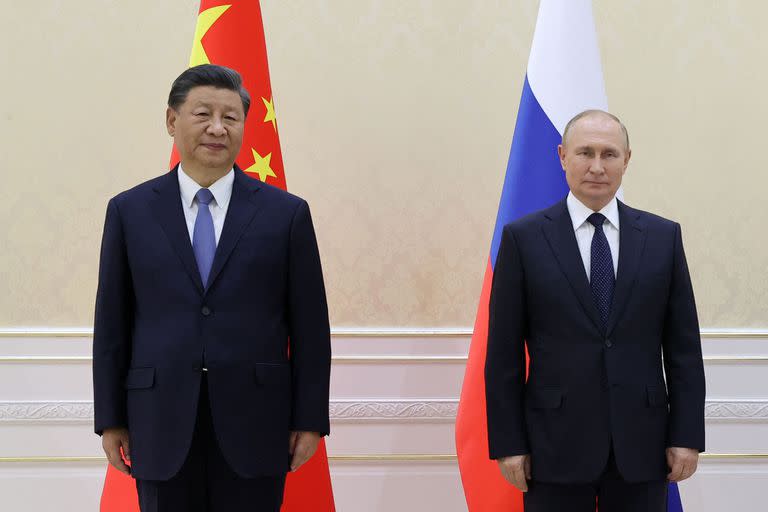 China's President Xi Jinping and Russian President Vladimir Putin pose with Mongolia's President during their trilateral meeting on the sidelines of the Shanghai Cooperation Organisation (SCO) leaders' summit in Samarkand on September 15, 2022. (Photo by Alexandr Demyanchuk / SPUTNIK / AFP)