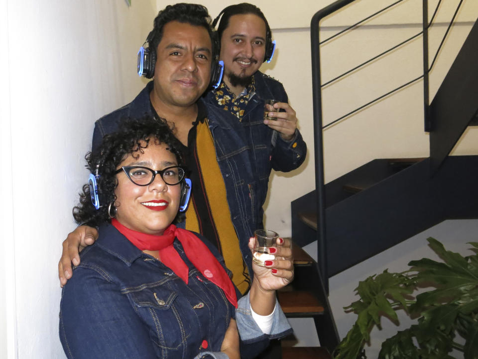 Miembros de la banda La Santa Cecilia, del frente hacia atrás, La Marisoul, Pepe Carlos y Alex Bendaña, posan para un retrato durante la presentación de su álbum "Cuatro copas", en la Ciudad de México, el 8 de noviembre de 2022. (Foto AP/Berenice Bautista)