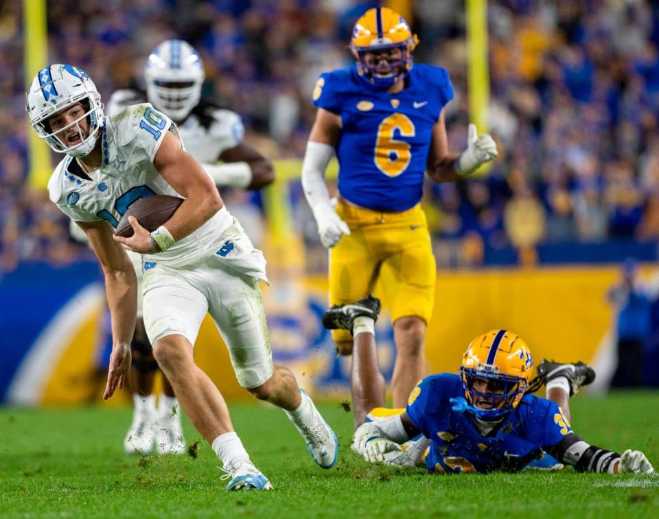 North Carolina quarterback Drake Maye (10) picks up 15-yards in the second quarter against Pitt on Saturday, September 23, 2023 at Acrisure Stadium in Pittsburgh, Pa.