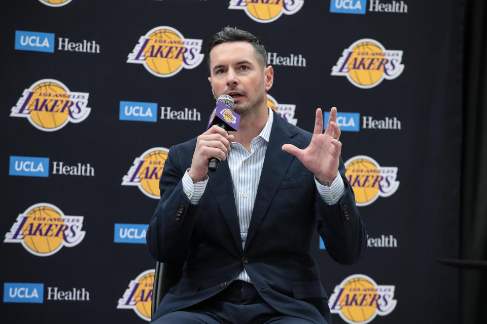 EL SEGUNDO, CA - 02 JULI: Pelatih kepala Los Angeles Lakers JJ Redick memberikan tanggapan selama konferensi pers penyambutan Los Angeles Lakers untuk pilihan NBA Draft mereka pada 02 Juli 2024, di UCLA Health Training Center di El Segundo, CA. (Foto oleh Jevone Moore/Icon Sportswire via Getty Images)