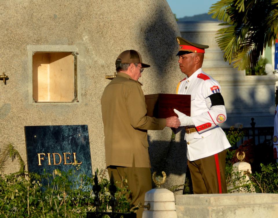 Cuba's President Raul Castro, left, receives the box containing the ashes of Cuba's former President Fidel Castro at the Santa Ifigenia Cemetery, in Santiago de Cuba, Dec. 4, 2016. (Photo: Marcelino Vazquez/ACN/via Reuters)