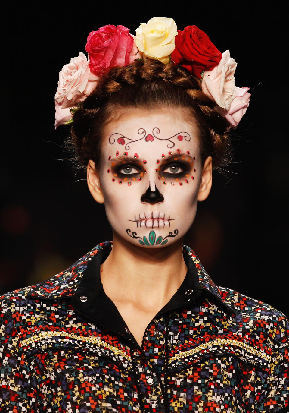 Ein Model von Designerin Lena Hoschek ähnelt Frida Kahlo verdächtig (Bild: Getty Images)