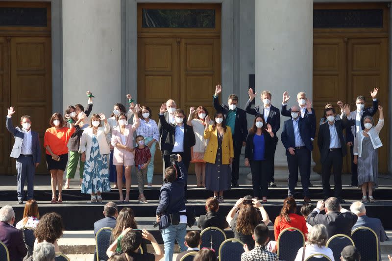 El presidente electo de Chile, Gabriel Boric, saluda junto a los miembros de su nuevo gabinete tras su presentación, en Santiago de Chile