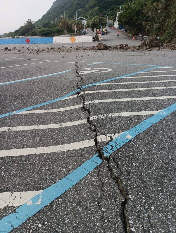 花蓮地震  台11線路面龜裂 花蓮地震不斷，台11線路面23日出現長長裂縫，阻礙 人車通行。 （豐濱鄉公所提供） 中央社記者李卉婷傳真  113年4月23日 