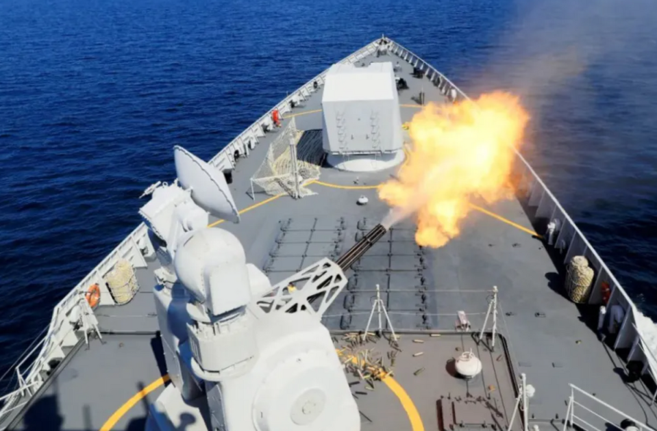 近期中國解放軍海軍水面艦艇部隊進行一場對抗演練，模擬與美軍的戰鬥。 圖為齊齊哈爾艦的副砲開火。   圖：翻攝自騰訊新聞/浩外同學
