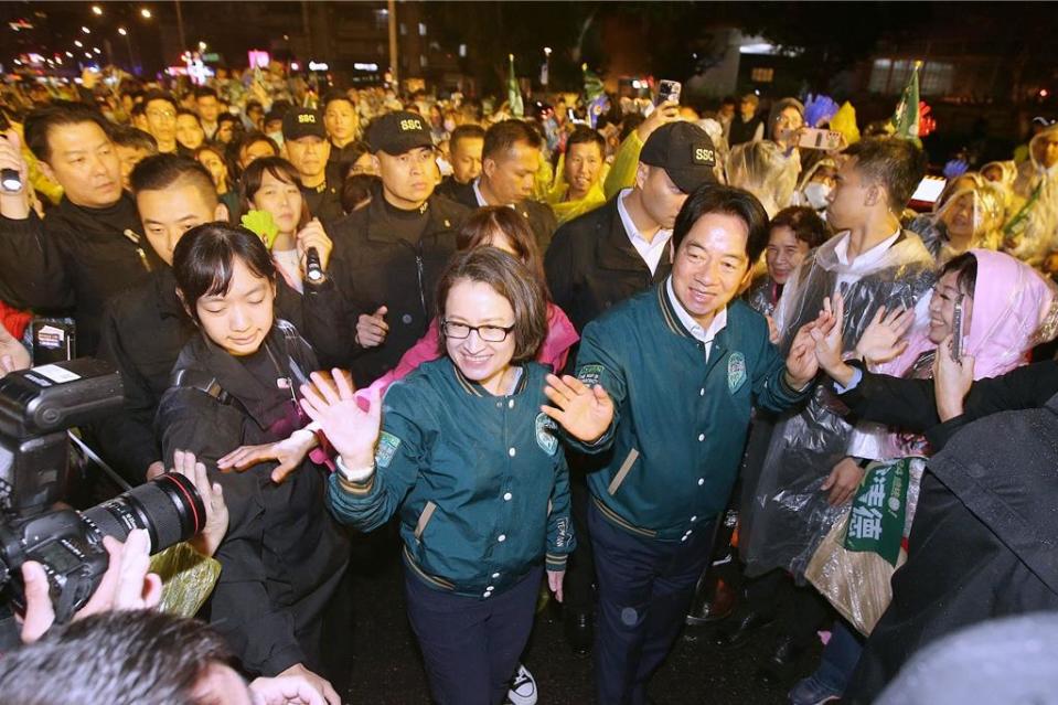 賴清德．蕭美琴．許淑華聯合競選總部成立大會30日盛大舉辦，民進黨總統參選人賴清德（右）、副總統參選人蕭美琴（左）攜手進場，受到現場民眾熱情歡迎。（杜宜諳攝）