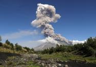 <p>FRM08. DARAGA (FILIPINAS), 23/01/2018. Vista del volcán Mayon mientras entra en erupción hoy, martes 23 de enero de 2018, en la ciudad de Daraga, provincia de Albay (Filipinas). El Instituto Filipino de Vulcanología y Sismología (PHIVOLCS) elevó el 22 de enero el nivel de alerta para el volcán Mayon en medio de temores de una erupción mayor en las próximas horas o días. “Más de 26,000 personas han sido evacuadas a refugios en el área. La zona de peligro se extiende a un radio de 8 kilómetros desde el respiradero de la cumbre. Se recomienda encarecidamente al público que esté atento y desista de ingresar a esta zona de peligro”, agregó el PHIVOLCS. EFE/FRANCIS R. MALASIG </p>