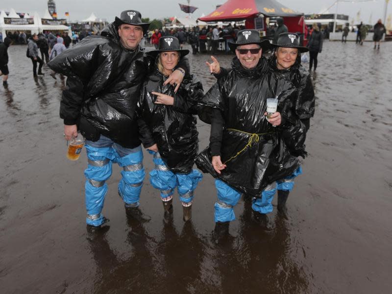 Feucht, aber fröhlich: Fans beim Wacken Open Air. Foto: Axel Heimken