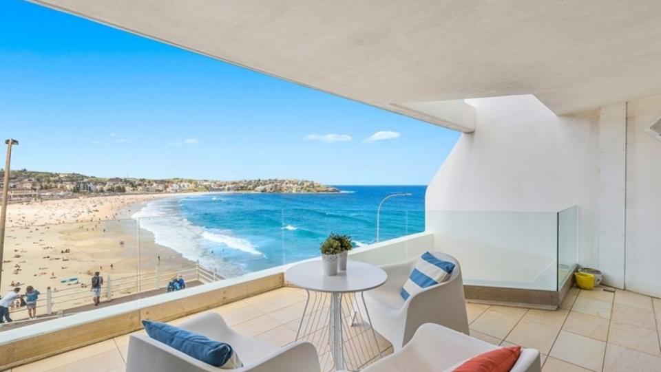 With absolute views of Bondi Beach, 7/2-4 Notts Avenue, Bondi Beach, scored $2.86 million at auction.