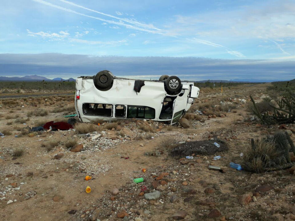 <p>BAJA CALIFORNIA SUR (MÉXICO), 14/02/2018.- Fotografía de una camioneta volteada tras un accidente hoy, miércoles 14 de febrero de 2018, en el tramo carretero entre San Ignacio y Vizcaíno, en el estado de Baja California Sur (México). La aspirante presidencial indígena María de Jesús Patricio, conocida como Marichuy, resultó herida y otra persona falleció hoy al sufrir un accidente la camioneta en que viajaban en el estado mexicano de Baja California Sur, informó el Congreso Nacional Indígena (CNI). El reporte indica que a bordo de la camioneta viajaban 11 miembros del Concejo Indígena de Gobierno (CIG), constituido en mayo de 2017 por el CNI para participar en el proceso electoral de 2018. EFE/ Manuel Pérez </p>