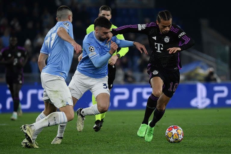 Leroy Sane busca avanzar entre dos rivales, pero no podrá prosperar, como Bayern Munich ante Lazio; los italianos sacaron ventaja en la ida de los octavos de la Champions League.