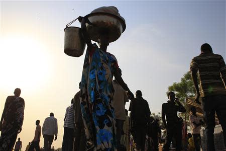 Displaced people are seen at Tomping camp in Juba, where some 15,000 displaced people who fled their homes are sheltered by the United Nations, January 7, 2014. REUTERS/James Akena