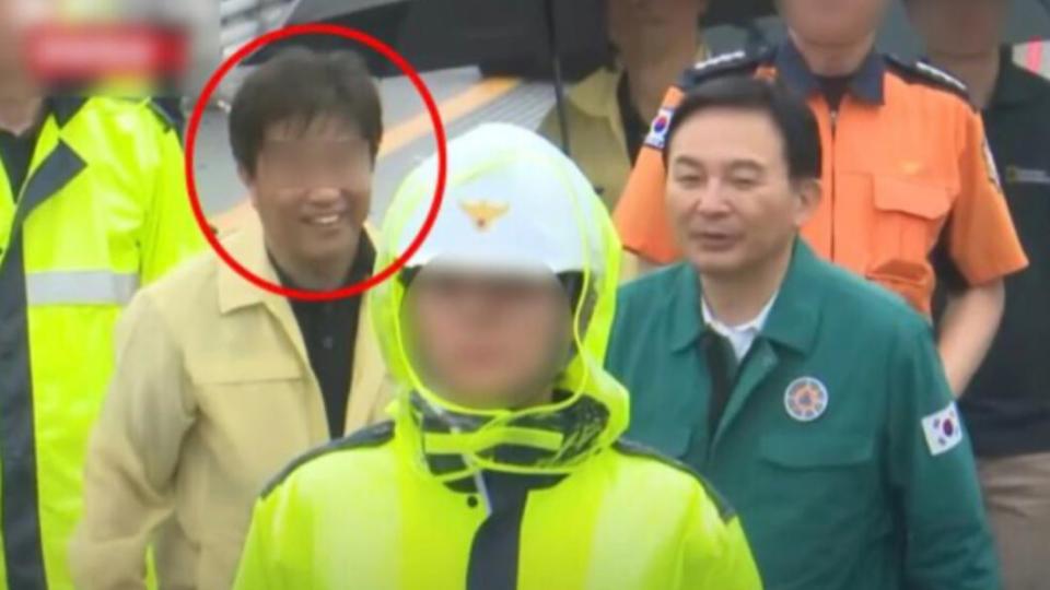 韓公務員到意外現場視察時，臉上掛著笑容，點燃網友怒火。（圖／翻攝自newseveryday.jp）