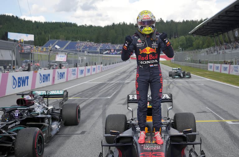 Todo para Max Verstappen: el piloto de Red Bull celebra después de ganar el Gran Premio de Fórmula Uno de Estiria en el circuito Red Bull Ring en Spielberg, Austria