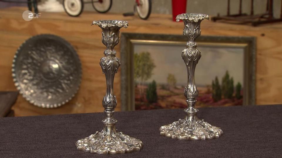 Die zwei viktorianischen Kerzenleuchter aus Sterling Silber aus dem Jahr 1881 sollten 1.200 bis 1.500 Euro wert sein. (Bild: ZDF)