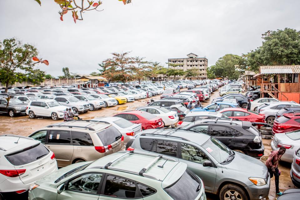 Coches de segunda mano a la venta en Benín. (Photo by YANICK FOLLY/AFP via Getty Images)