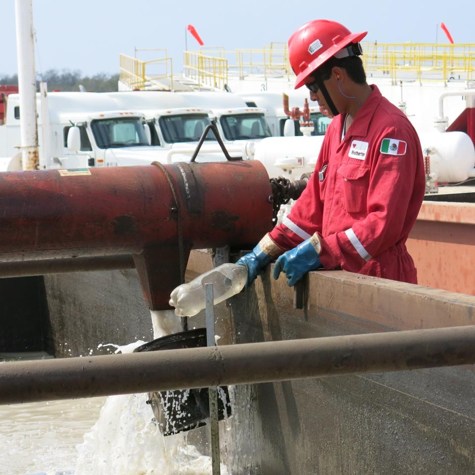 La imagen tomada en el pozo Batial-1, en México, las aguas residuales contaminadas se bombean fuera del pozo a tanques de almacenamiento para ser eliminadas, tratadas y, en ocasiones, reutilizadas en el proceso de perforación conocido como 