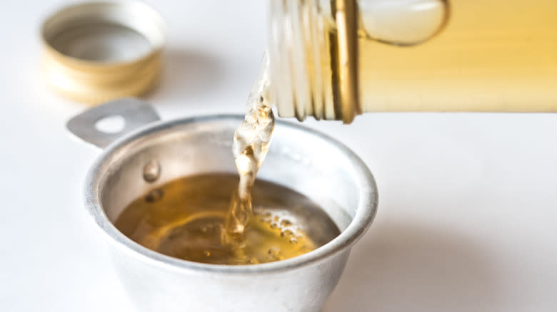 White wine vinegar in cup