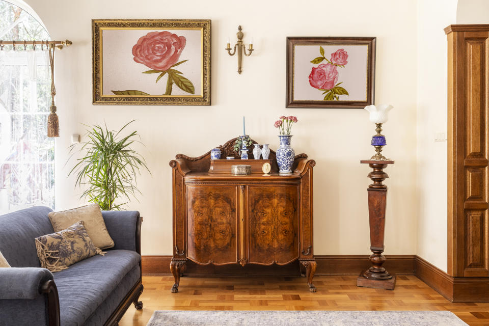 Zu viele antike Möbelstücke lassen einen Raum altmodisch wirken. - Copyright: KatarzynaBialasiewicz / Getty Images