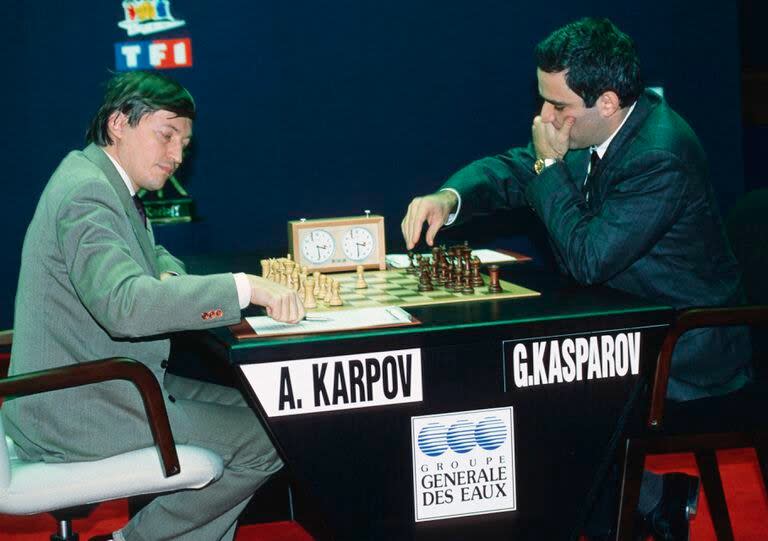 Anatoli Karpov y Garry Kasparov durante un torneo en el Palais de Congress en noviembre de 1990 en Lyon, Francia (Photo by Bongarts/Getty Images)
