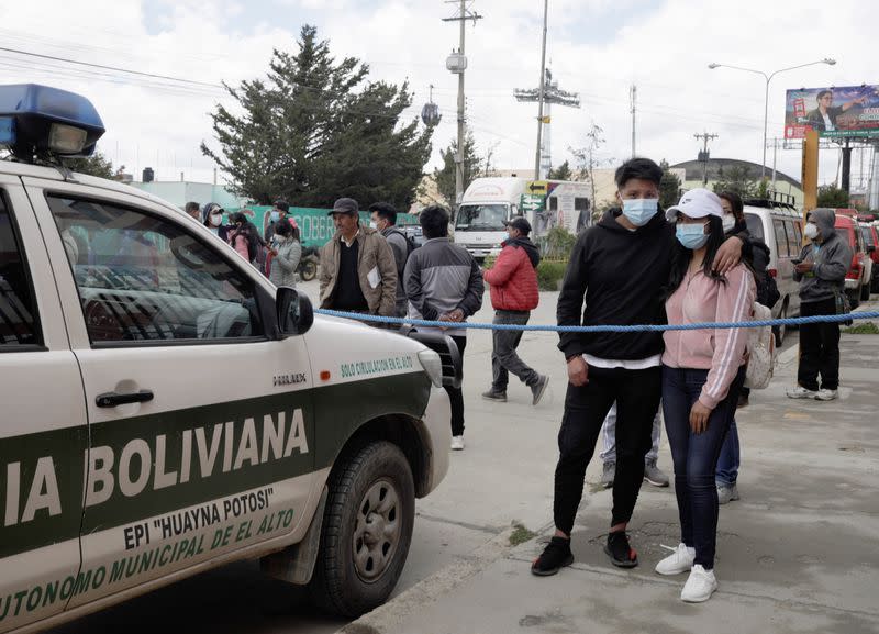 Una pareja espera por información sobre el accidente ocurrido en la Universidad Pública de El Alto (UPEA), en El Alto, Bolivia