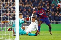 Mariano Díaz del Real Madrid anota el segundo gol contra el Barcelona en el estadio Santiago Bernabeú de Madrid.