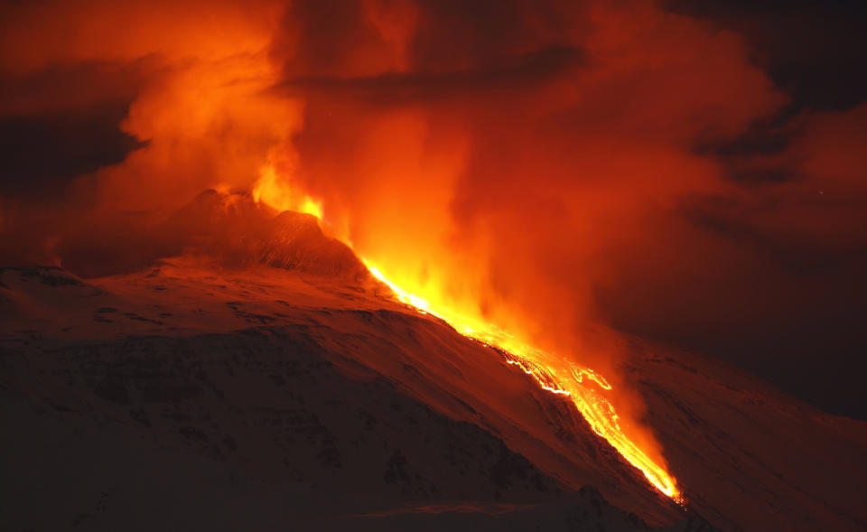 Mount Etna spews lava on the southern Italian island of Sicily February 9, 2012. Mount Etna is Europe's tallest and most active volcano. REUTERS/Antonio Parrinello  (ITALY - Tags: ENVIRONMENT DISASTER)