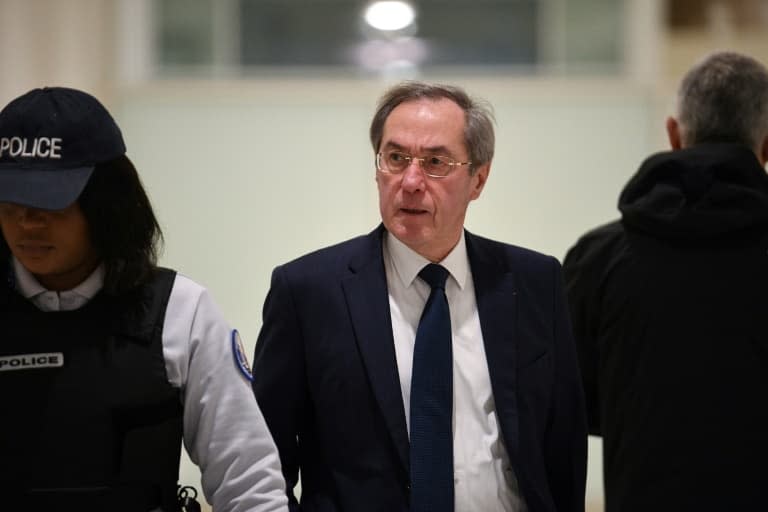 L'ancien ministre de l'Intérieur Claude Guéant, mis en examen dans l'affaire du financement libyen, arrive au tribunal à Paris le 5 décembre 2018 - Eric FEFERBERG © 2019 AFP