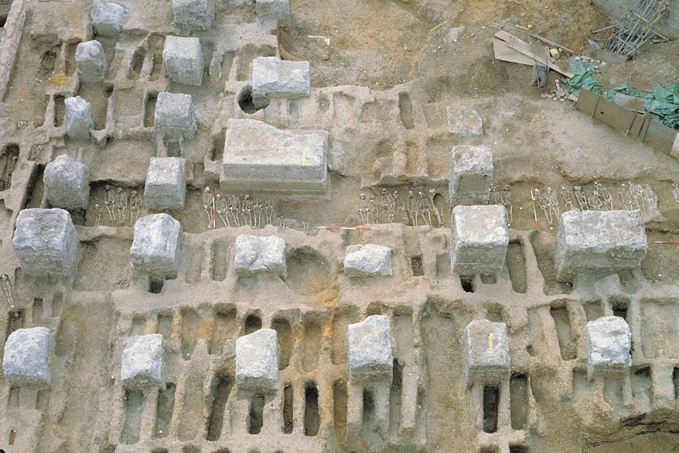 A Black Death burial trench under excavation between rows of individual graves and the later concrete foundations of the Royal Mint in East Smithfield, London. <a href="https://www.gettyimages.com/detail/news-photo/black-death-burial-trench-under-excavation-between-rows-of-news-photo/467189953?adppopup=true" rel="nofollow noopener" target="_blank" data-ylk="slk:MOLA/Hulton Archive via Getty Images;elm:context_link;itc:0;sec:content-canvas" class="link ">MOLA/Hulton Archive via Getty Images</a>