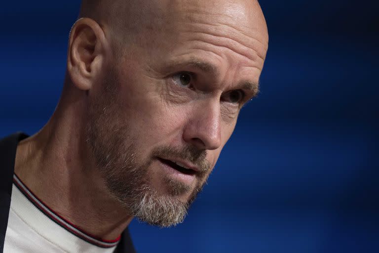 Erik Ten Hag, entrenador de Manchester United, enfrentado con Jadon Sancho