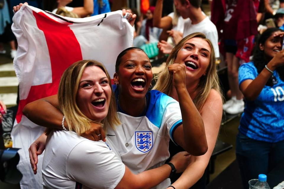 Hinchas de Inglaterra celebran (PA)