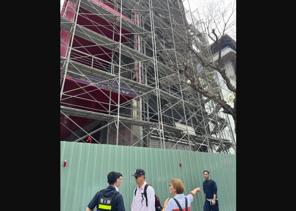 台北市信義區威秀影城28日進行外牆施工，組裝鷹架時不慎造成鐵條掉落，砸傷一對母子，警消獲報立即到場處理。（翻攝照片／中央社）