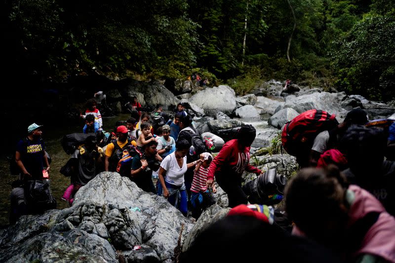 Para migrantes, el Tapón del Darién es un infierno; para turistas de aventura, un imán