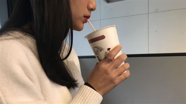 中國女子喝奶茶導致顱內動脈瘤破裂。（示意圖／資料照）