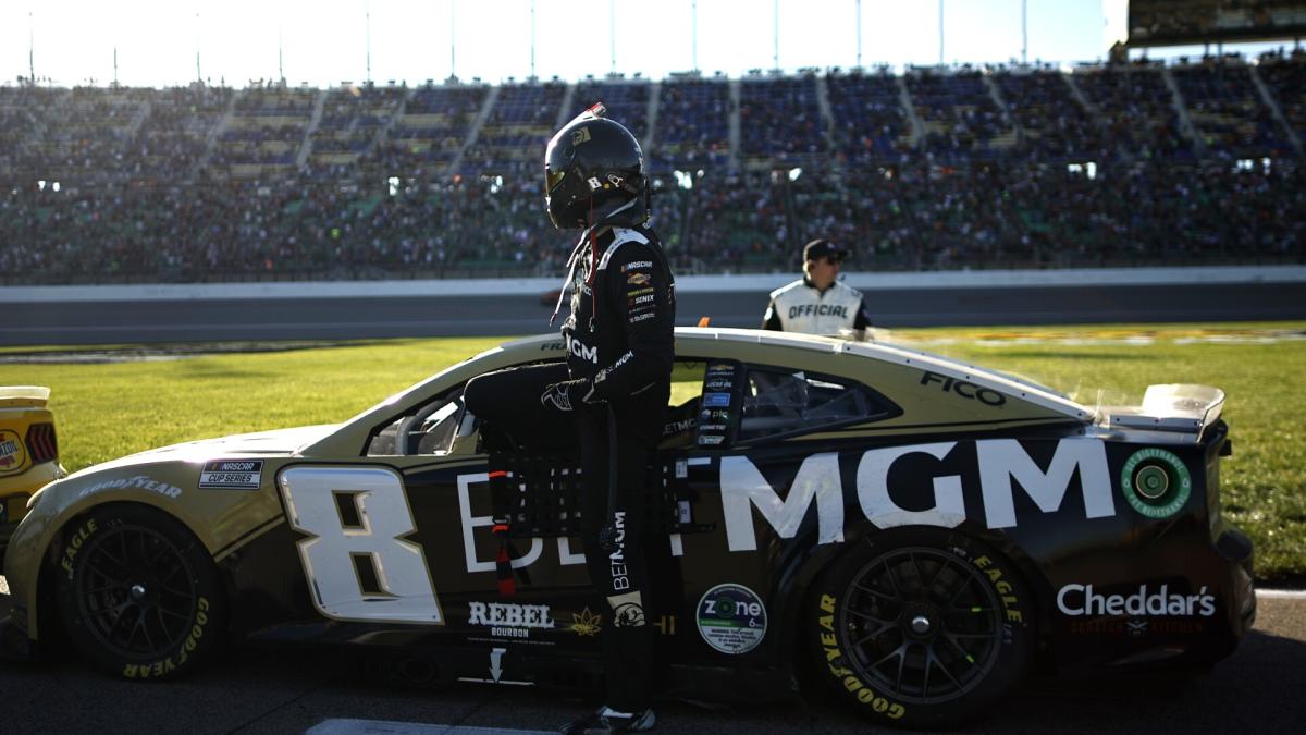 Kyle Busch’s chance to snap career-long winless streak ends with spin at Kansas.