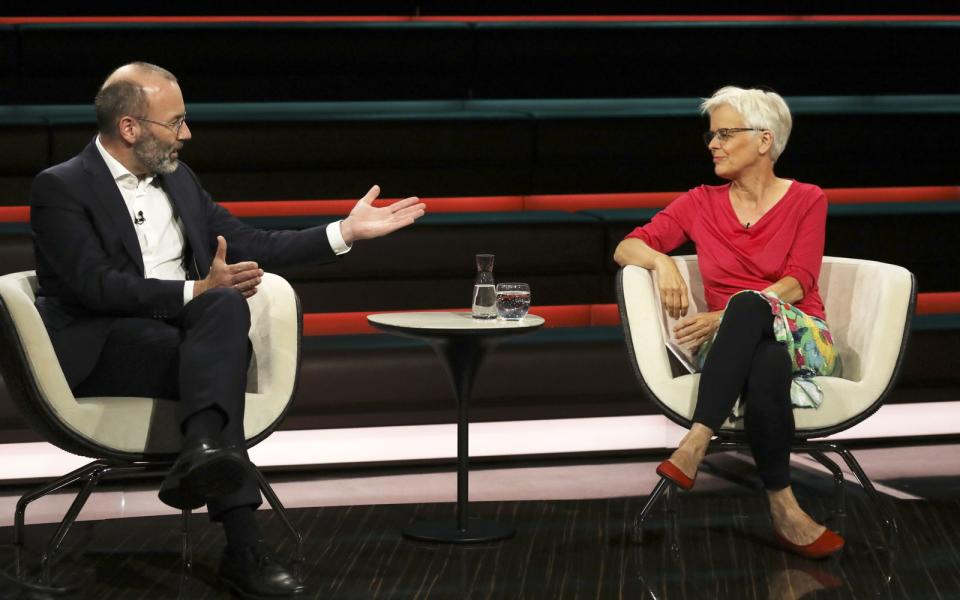 Manfred Weber und Journalistin Ulrike Herrmann stritten über die Frage, ob die Freien Wähler eine rechtspopulistische Partei sind. (Bild: ZDF / Cornelia Lehmann)