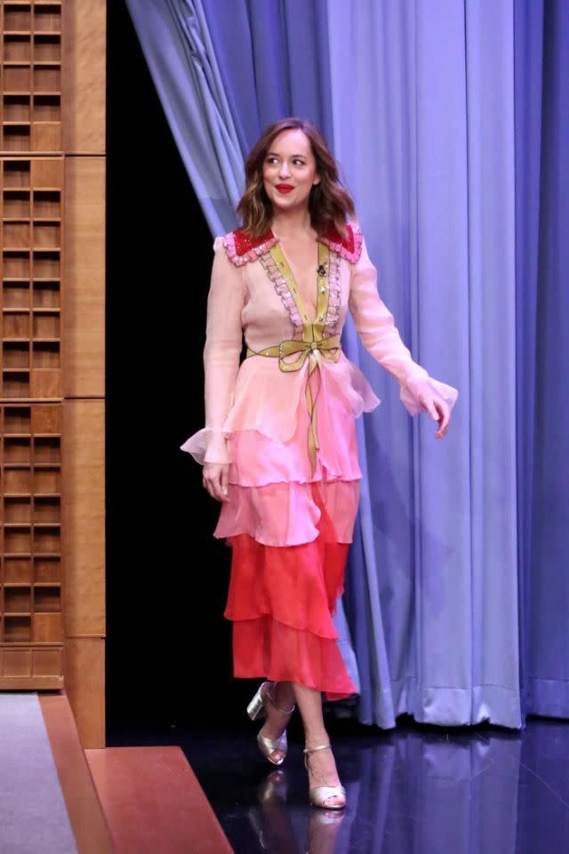 Dakota Johnson trägt Guccis Look 20 bei ihrem Auftritt in der „Tonight Show With Jimmy Fallon.” Bild: Getty Images 