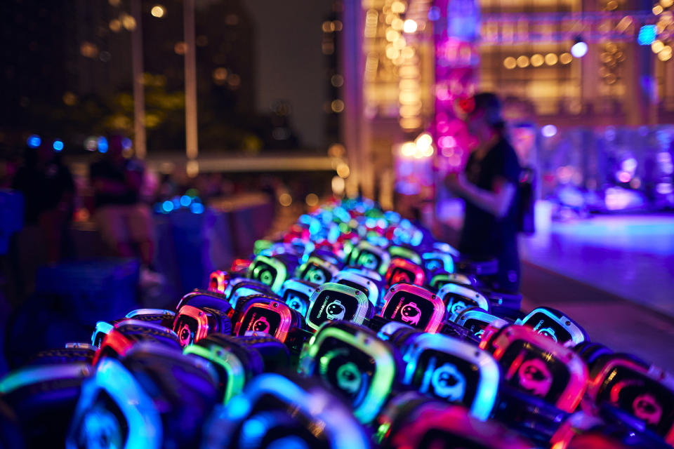 Auriculares inalámbricos para una fiesta disco silenciosa donde la gente también podía probarse trajes hápticos, los cuales traducen la música en vibraciones, en el Lincoln Center, el 1.° de julio de 2023. (Mohamed Sadek/The New York Times).