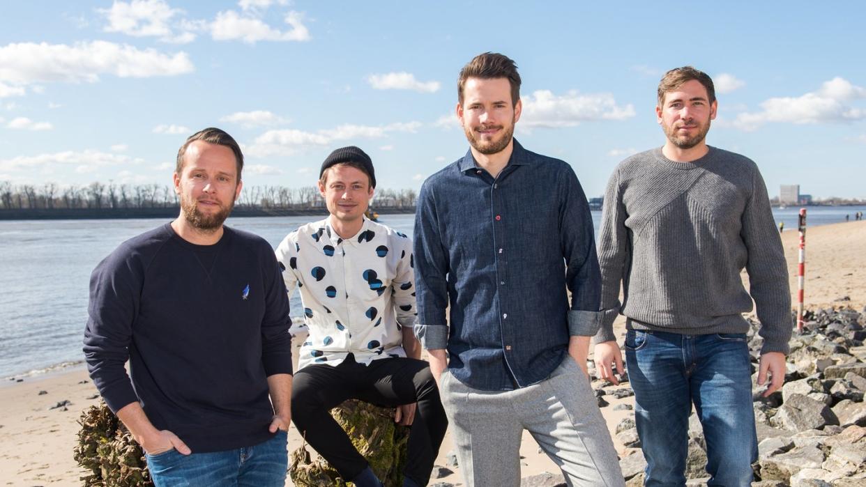 Die Band Revolverheld: Kristoffer Hünecke (l-r), Jakob Sinn, Johannes Strate und Niels Kristian Hansen. Foto: Daniel Bockwoldt