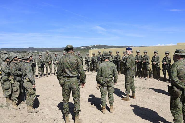 Así fue la visita sorpresa del Rey Felipe a su hija Leonor y sus compañeros cadetes durante los ejercicios de maniobras