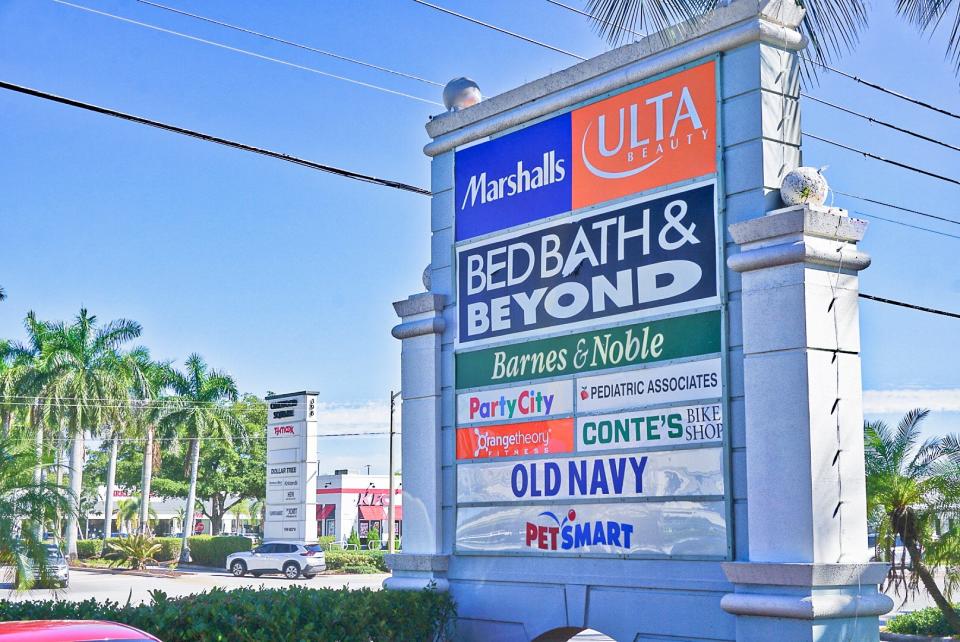 A milelong stretch of North Congress Avenue, between Boynton Beach Boulevard and Gateway Boulevard, is packed with stores, restaurants and services.