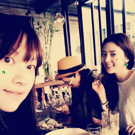 Son Dambi and Best Friend Shin Ae Meet Up for Lunch