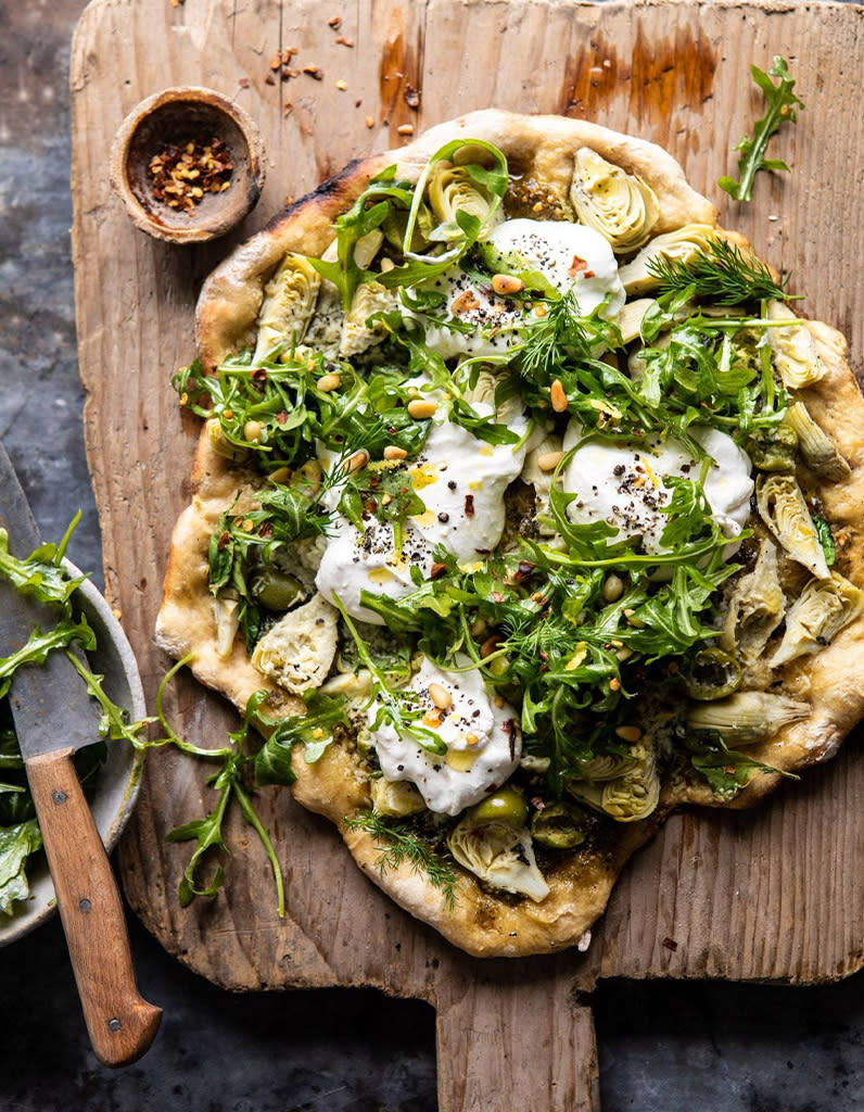 <p>Envie d’une pizza qui fera aussi office de salade ? Il suffit de recouvrir post-cuisson une pizza aux cœurs d’artichauts et pesto, de roquette et de burrata.</p><p>Découvrir la recette <a href="https://www.halfbakedharvest.com/artichoke-pesto-and-burrata-pizza-with-lemony-arugula/" rel="nofollow noopener" target="_blank" data-ylk="slk:ici;elm:context_link;itc:0;sec:content-canvas" class="link ">ici</a></p><br>