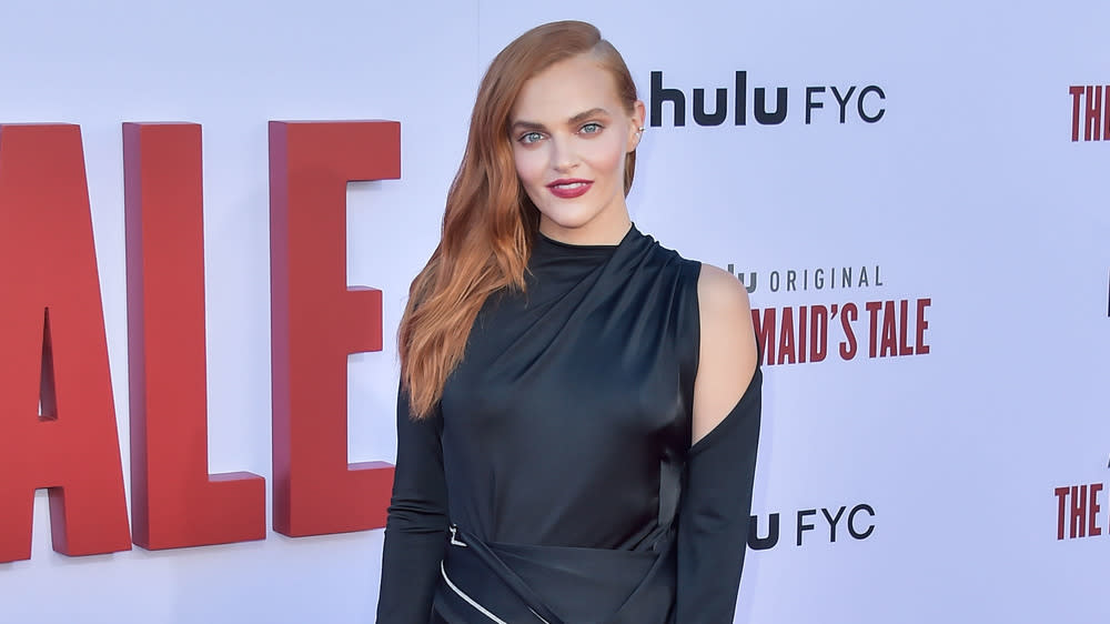 Madeline Brewer im schwarzen Seidenkleid (Bild: Image Press Agency/ImageCollect)