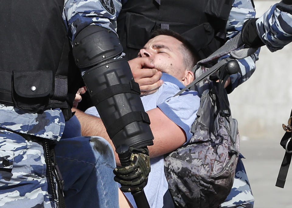 <p>Russian police detain a protester at a demonstration against President Vladimir Putin in Pushkin Square in Moscow, Russia, Saturday, May 5, 2018. Thousands of demonstrators denouncing Putin’s upcoming inauguration into a fourth term gathered Saturday in the capital’s Pushkin Square. (Photo: Pavel Golovkin/AP) </p>