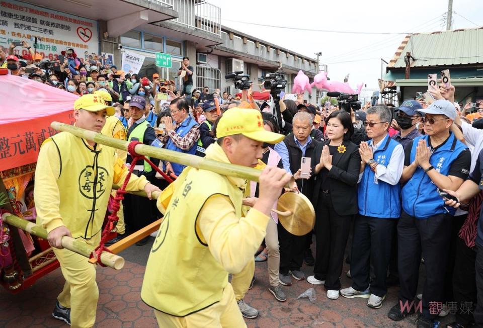 縣長張麗善表示，以往白沙屯媽祖、山邊媽祖進香，都是從海線或是西螺大橋或是61線進入到雲林縣，今天非常難得從山線、從林內進來。非常感動白沙屯媽祖慈悲，讓雲林縣山區、海區鄉親都能感受到媽祖慈悲溫暖庇佑眾生。看到媽祖婆從林內進來，期盼也邀請白沙屯媽祖、山邊媽祖能夠到雲林縣行政中心，到我們首善之都斗六市，縣府親民廣場空間非常大，縣府大廳也已整理好，虔誠恭迎媽祖聖駕。