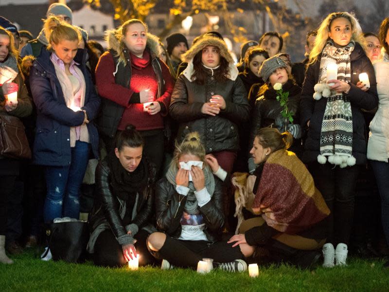 Viele der Trauernden brachen vor dem Klinikum in Offenbach in Tränen aus. Foto: Boris Roessler