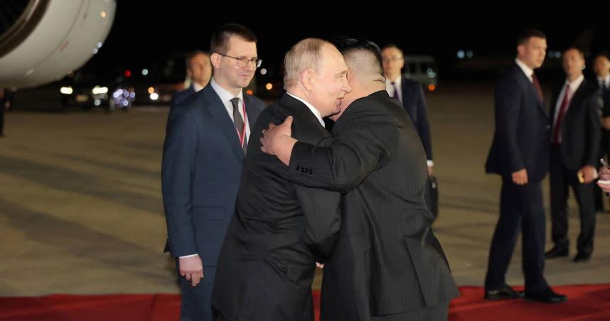 俄羅斯總統普丁與北韓領導人金正恩相擁。（圖／達志／路透社）