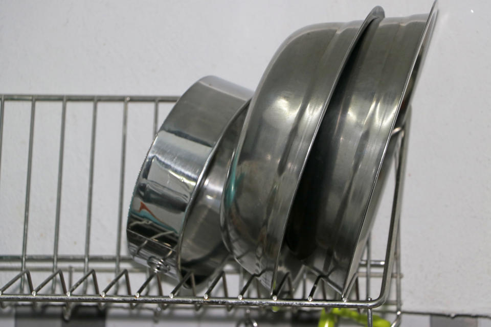 不鏽鋼是不少家庭在挑選廚房用品時會優先選擇的材質，有耐熱、好清洗等優點。（示意圖／Getty Images）