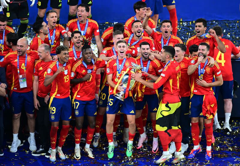 El español Fermín López celebra con el trofeo y sus compañeros el triunfo en la Eurocop